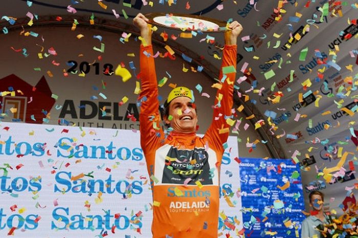 Pebalap sepeda tim Mitchelton-Scott, Daryl Impey (Afsel) berpose dengan trofi setelah menjuarai lomba balap sepeda Tour Down Under 2018 yang digelar di Adelaide, Minggu (21/1/2018).