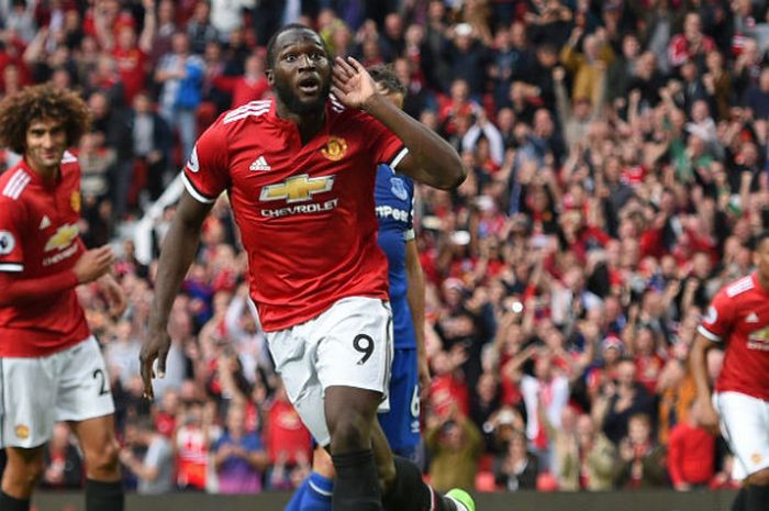 Selebrasi penyerang Manchester United, Romelu Lukaku, setelah mencetak gol ke gawang Everton dalam partai Liga Inggris di Old Trafford, Minggu (17/9/2017).