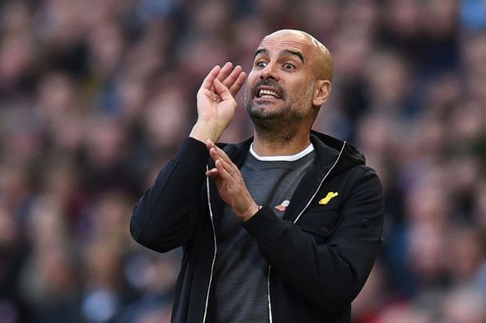 Pelatih Manchester City, Pep Guardiola, memberikan instruksi pada laga Liga Inggris kontra Arsenal di Stadion Etihad, Minggu (5/11/2017). Terlihat Guardiola memakai pin pita kuning sebagai tanda solidaritas terhadap Catalonia.