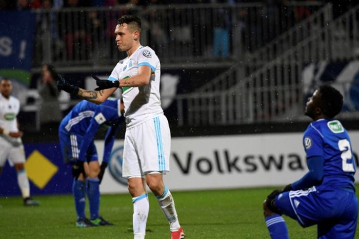 Pemain Olympique Marseille, Lucas Ocampos (tengah), merayakan gol yang dia cetak ke gawang Bourg-en-Bresse dalam laga babak 16 besar Piala Prancis di Stadion Marcel-Verchere, Bourg-en-Bresse, pada 6 Februari 2018.