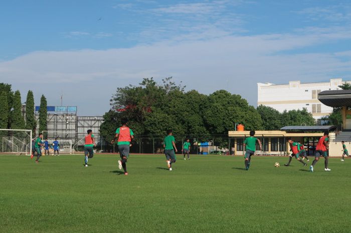 Timnas U-19 Indonesia berlatih di bawah terik matahari pagi di Stadion Universitas Negeri Yogyakarta (UNY), Rabu (20/6/2018)