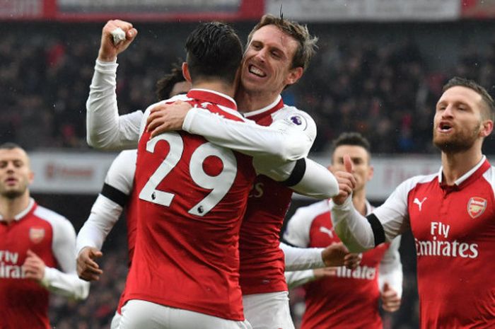 Bek Arsenal, Nacho Monreal, melakukan selebrasi seusai menjebol gawang Crystal Palace dalam pertandingan di Emirates Stadium, Sabtu (20/1/2018).