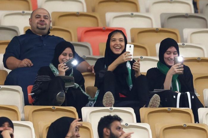 Para wanita untuk pertama kalinya diperbolehkan menonton pertandingan sepak bola di Arab Saudi