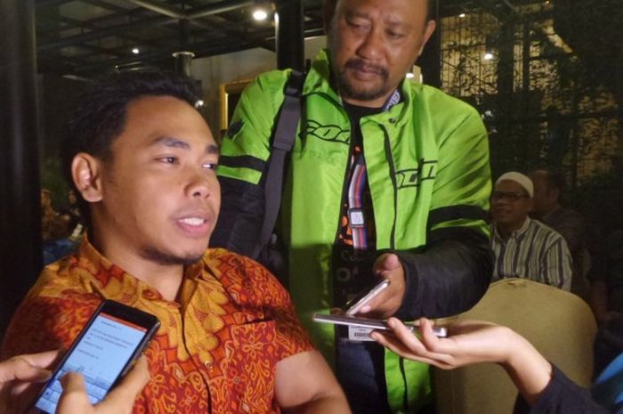 Lifter putra nasional, Eko Yuli Irawan, menjawab pertanyaan dari wartawan seusai menerima hadiah rumah dari Pengurus Besar Persatuan Angkat Berat, Binaraga, Angkat Besi Seluruh Indonesia (PB PABBSI) di kawasan Senayan, Jakarta Pusat, Selasa (20/12/2016).