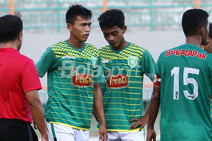 Pemain-pemain Madiun United saat kontra tuan rumah Persegres Putra di pertandingan Liga 3 Grup B regional Jawa Timur, Rabu (11/4/2018) di Stadion Gelora Joko Samudro.