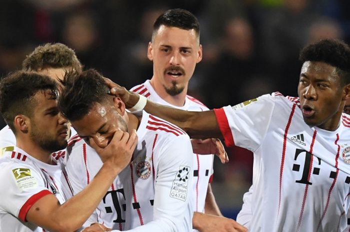 Gelandang Bayetn Muenchen, Corentin Tolisso, mendapatkan ucapan selamat dari rekan-rekannya usai menjebol gawang Freiburg dalam laga lanjutan Liga Jerman, Minggu (4/3/2018) di Freiburg.