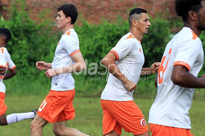 Penyerang Perseru Serui, Silvio Escobar (kedua dari kanan), saat mengikuti latihan di Lapangan Tunjungsekar Malang, Jawa Timur, Selasa (16/01/2018) pagi, menjelang laga Piala Presiden 2018.