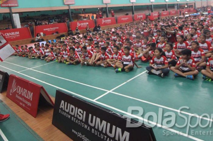 Ratusan pebulu tangkis junior memadati GOR Angkasa, Pekanbaru, Riau untuk mengikuti Audisi Umum Djarum Beasiswa Bulu Tangkis 2018 pada Sabtu (24/3/2018).