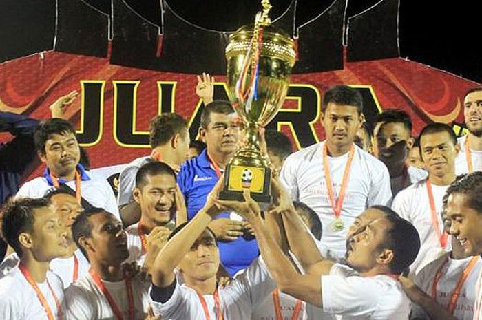 Persib meluapkan kegembiraan dengan memegang piala bersama setelah berhasil mengalahkan Persiba Balikpapan pada laga final Piala Wali Kota Padang 2015 di Stadion H Agus Salim dengan skor 2-0, Kamis (8/1/2015) malam.