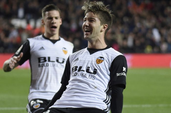 Selebrasi striker Valencia, Luciano Vietto (depan) bersama Santi Mina, seusai mencetak gol ke gawang Levante dalam pertandingan La Liga Spanyol 2017-2018 di Stadion Mestalla, Valencia, Spanyol, pada Minggu (11/2/2018).