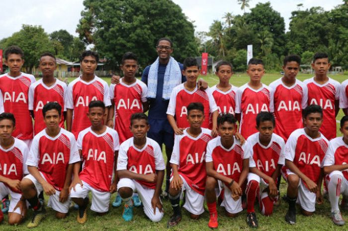 Global Coaching Team Tottenham Hotspur, Anton Blackwood, saat mengunjungi Tulehu dalam rangaian acara AIA Sepak Bola Untuk Negeri pada 20-22 April 2018