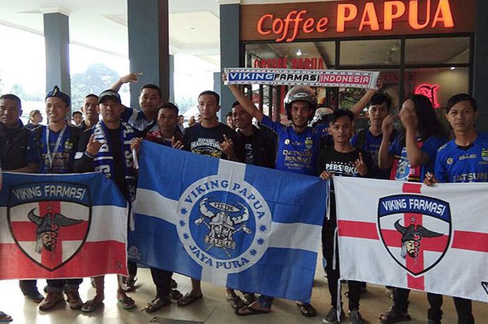 Viking Papua saat menunggu tim Persib Bandung di Bandara Sentani, Jayapura, Sabtu (26/8/2017).