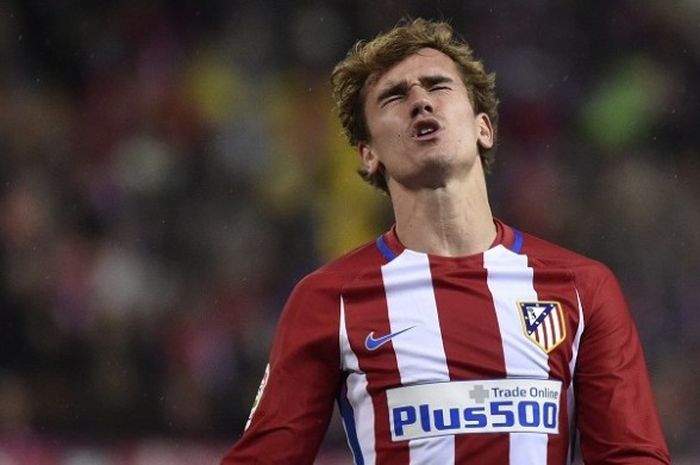  Ekspresi pemain Atletico Madrid, Antoine Griezmann, saat gagal mencetak gol ke gawang Espanyol, dalam ajang La Liga di Stadion Vicente Calderon, Selasa (6/12/2016). 