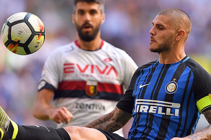 Striker Inter Milan, Mauro Icardi (kanan), berupaya mengontrol bola dibayangi bek Genoa, Luca Rossettini, dalam laga lanjutan Liga Italia 2017-2018 di Stadion San Siro, Milan, pada 24 September 2017.