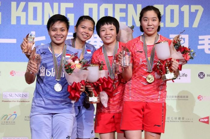 Pasangan ganda putri Indonesia, Greysia Polii/Apriyani Rahayu, berpose di podium setelah menjadi run