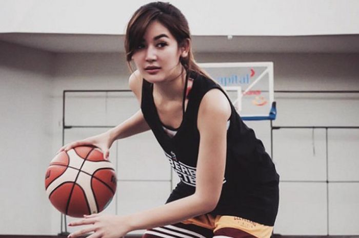  Aksi Maria Selena saat bermain basket. 