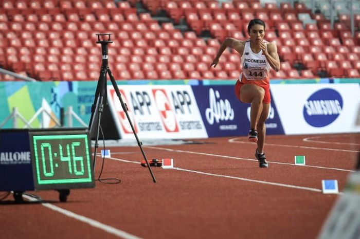 Atlet lompat jauh putri nasional, Maria Natalia Londa, mengambil ancang-ancang untuk melakukan lompatan pada babak final test event Asian Games 2018 di Stadion Gelora Bung Karno (SUGBK), Senayan, Jakarta, Minggu (11/2/2018).