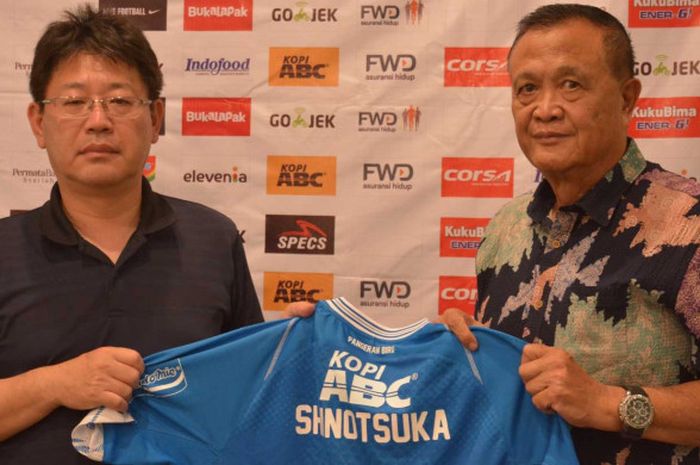 Komisaris Utama PT Persib Bandung Bermartabat  (PBB) Zainuri Hasyim (kanan) Berfoto Bersama Salah Satu Petinggi Klub Asal Jepang, Shinotsuka (Kiri) di Graha Persib, Jumat (18/5/2018)