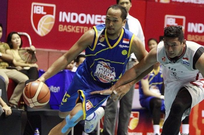 Pemain Satria Muda Pertamina Jakarta, Wisnu Arki Dikania (kiri), bersaing dengan pemain M88 Aspac Jakarta, Fandi Andika Ramadhani, pada laga hari pertama Seri I IBL 2016 di Hall Basket Gelora Bung Karno, Jakarta, Sabtu (9/1/2016).