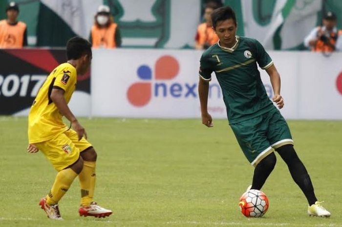 Striker PSS Sleman, Waskito Chandra (kanan) mencoba melewati pemain bertahan Mitra Kukar pada laga P