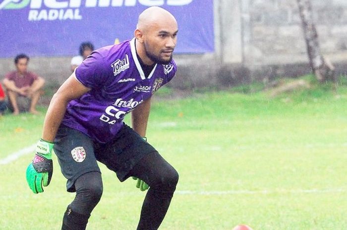 Mantan kiper Persiba Balikpapan, Alfonsius Kelvan, mengikuti seleksi di Lapangan Trisakti, Legian, B