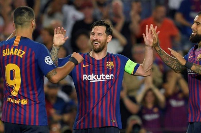 Lionel Messi (tengah) merayakan golnya untuk FC Barcelona ke gawang PSV Eindhoven bersama Luis Suarez dan Arturo Vidal dalam partai Liga Champions di Camp Nou, Barcelona, 18 September 2018.