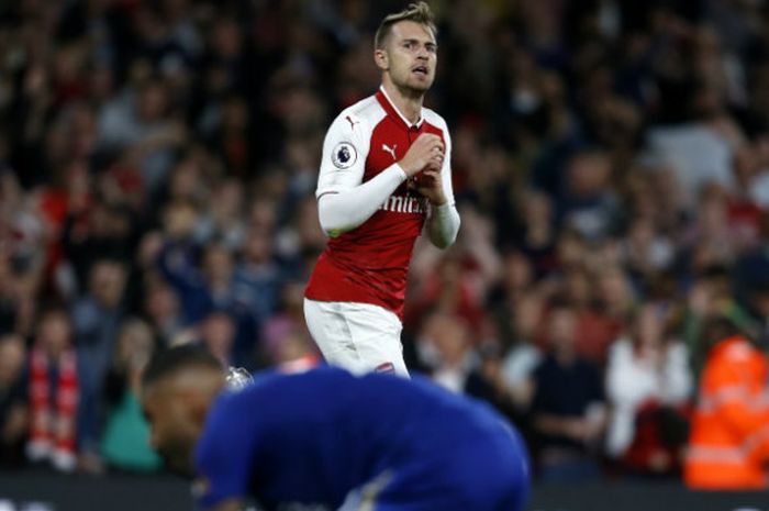 Gelandang Arsenal, Aaron Ramsey, melakukan selebrasi seusai mencetak gol ke gawang Leicester dalam laga di Emriates Stadium,  Sabtu (12/8/2018)