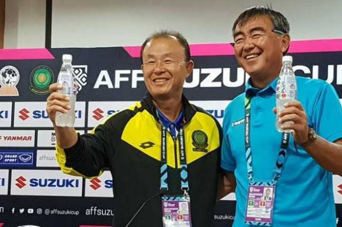 Pelatih timnas Brunei dan Timor Leste Kwon Oh Son serta  Norio Tsukitate.