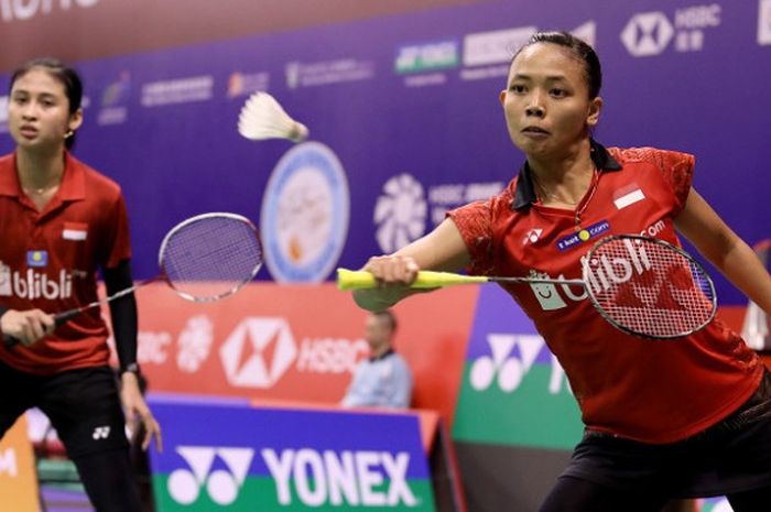 Pasangan ganda putri Indonesia, Della Destiara Haris/Rizki Amelia Pradipta, mengembalikan kok ke arah Jongkolphan Kittiharakul/Rawinda Prajongjai (Thailand) pada laga babak kedua Hong Kong Open 2018 yang berlangsung di Hong Kong Coliseum, Kamis (15/11/2018).