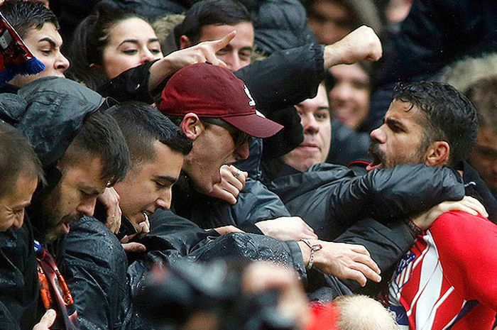 Penyerang Atletico Madrid, Diego Costa, melakukan selebrasi dengan suporter seusai mencetak gol ke gawang Getafe dalam laga lanjutan Liga Spanyol 2017-2018 di Stadion Wanda Metropolitano, Madrid, pada 6 Januari 2018.