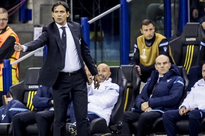 Ekspresi pelatih Lazio, Simone Inzaghi (kiri), saat memberikan instruksi kepada para pemain dalam laga kontra Vitesse di laga Grup K Liga Europa di Stadion GelreDome, Arnhem, Belanda, pada Kamis 14 September 2017.