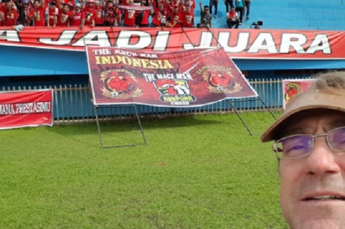 Pelatih PSM Makassar Robert Rene Alberts berswafoto menjelang duel kontra Persipura Jayapura di Stadion Mandala, Jayapura, Rabu (27/9/2017).