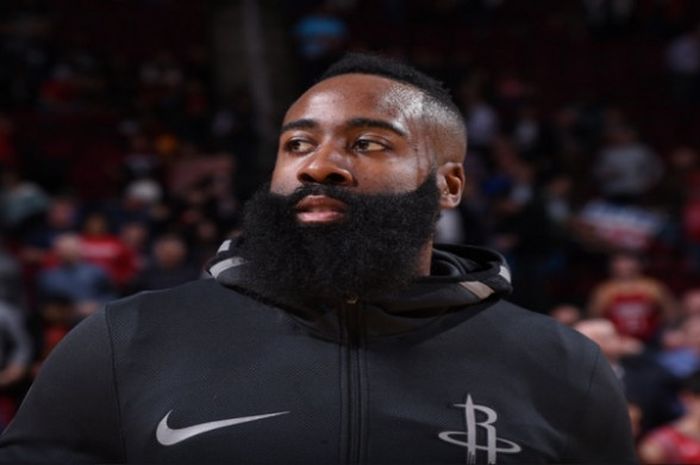 Pemain Houston Rockets, James Harden, saat mempersiapkan diri jelang laga kontra Orlando Magics pada lanjutan musim reguler NBA 2017/2018 yang digelar Selasa (30/1/2018) waktu Amerika Serikat.