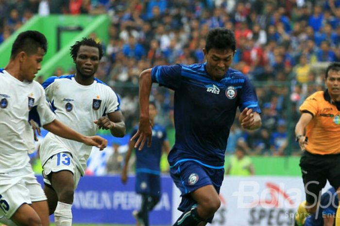 Pertandingan uji coba antara Arema FC melawan PSIS Semarang di Stadion Gajayana, Malang.