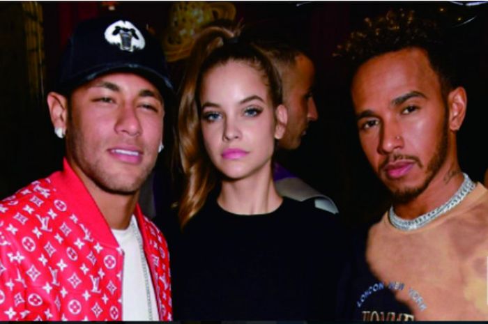 Neymar Jr (kiri) berpesta bersama Barbara Palivin (tengah) dan Lewis Hamilton (kanan)