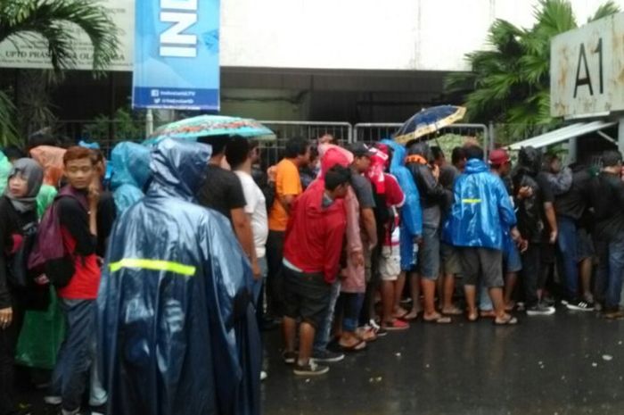 Suasana antrean tiket di loket A1  Stadion Manahan jelang laga PSMS Medan kontra Persija Jakarta pada Sabtu (10/2/2018).