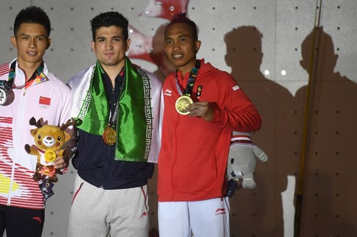 Atlet panjat tebing Iran peraih medali emas Reza Alipoer Shenazandifar (tengah) atlet panjat tebing Cina Zhong Qixin (kiri) dan atlet panjat tebing Indonesia Aspar Jaelolo (kanan) mengikuti penganugerahan medali seusai final kategori speed putra Asian Games 2018 di Arena Panjat Tebing Jakabaring Sport City, Palembang, Sumatera Selatan, Kamis (23/8/2018).