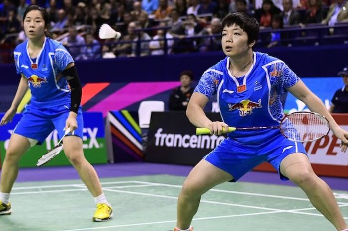 Pasangan ganda putri asal China, Chen Qingchen (kanan)/Jia Yifan, bertahan dari serangan pasangan Korea Selatan, Chang Ye-na/Lee So-hee, pada babak final Prancis Terbuka di Stade Pierre de Coubertin, Paris, Minggu (30/10/2016).