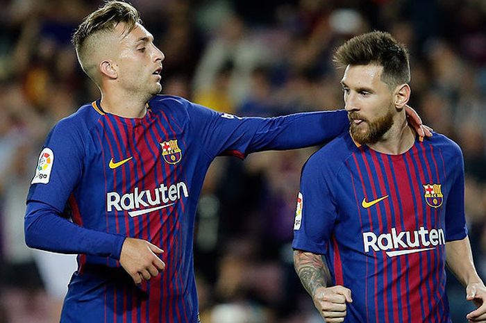  Penyerang Barcelona, Lionel Messi (kanan), melakukan selebrasi dengan rekan setimnya, Gerard Deulofeu, seusai mencetak gol ke gawang Eibar dalam laga Liga Spanyol di Stadion Camp Nou, Barcelona, Spanyol, pada 19 September 2017.  Gerard Deulofeu menjadi salah satu pemain La Masia yang terbuang dari Barcelona