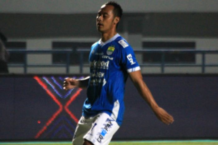 Winger Persib, Atep saat melawan PSIS Semarang pada pekan ke-14 Liga 1 2018 di Stadion Gelora Bandung Lautan Api, Minggu (8/7/2018). 