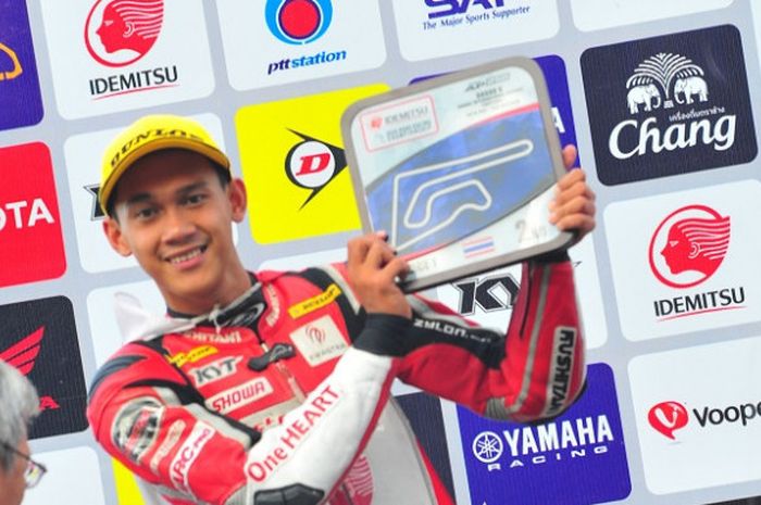 Pebalap AHRT Indonesia. Awhin Sanjaya, berpose setelah naik podium kedua di kelas AP250 pada ARRC 2018 di Sirkuit Buriram, Thailand, Sabtu (1/12/2018).