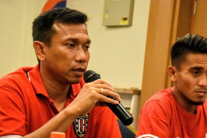 Pelatih Bali United, Widodo Cahyono Putra (kiri) didampingi gelandang Taufik saat jumpa wartawan di Natya Hotel, Kuta, Sabtu (7/10/2017) siang.