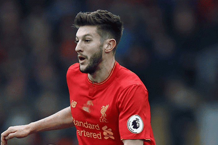 Gelandang Liverpool, Adam Lallana dalam aksinya pada pertandingan Premier League antara Liverpool kontra Swansea City di Anfield, 21 Januari 2017. 