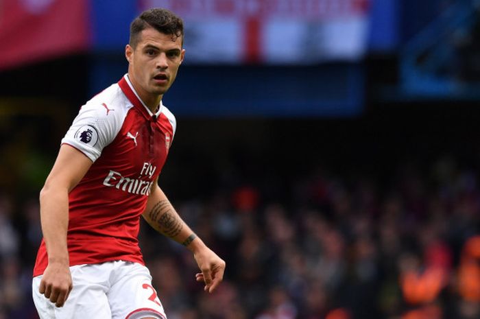  Gelandang Arsenal asal Swiss, Granit Xhaka, dalam laga melawan Chelsea di Stamford Bridge, London, 17 September 2017. 