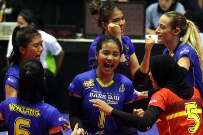 Ekspresi beberapa pemain putri Bandung Bank BJB Pakuan saat menjalani laga perdana Proliga 2019 kontra Jakarta Pertamina Energi di Sasana Among Raga, Yogyakarta, Jumat (7/12/2018).