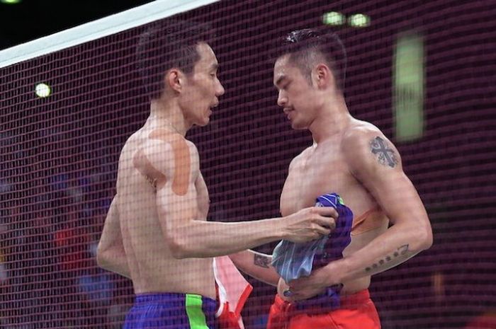  Pebulu tangkis tunggal putra Malaysia, Lee Chong Wei (kiri), dan pemain China, Lin Dan, bertukar ka