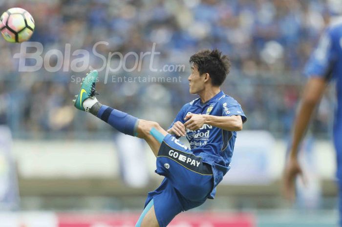 Gelandang Persib Bandung, Oh in-Kyun dalam pertandingan perdana Grup A Piala Presiden 2018 di Stadio