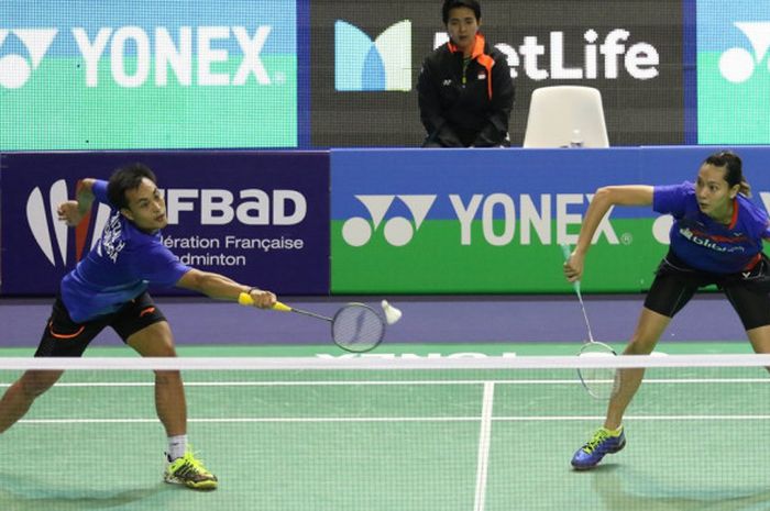 Pasangan ganda campuran Indonesia, Hafiz Faisal (kiri)/Gloria Emanuelle Widjaja, saat menjalani laga melawan Zheng Siwei/Chen Qingchen (China) pada babak kesatu turnamen Prancis Terbuka di Stade Pierre de Coubertin, Paris, Selasa (24/10/2017).