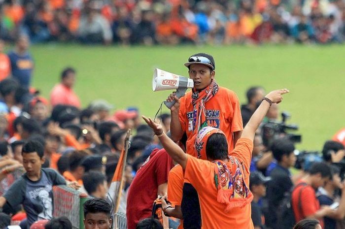 The Jakmania memadati stadion Bea Cukai, Jakarta, mendukung tim kesayangan mereka, Persija, melakoni laga uji coba melawan Barito Putera, Selasa (5/4/2016).