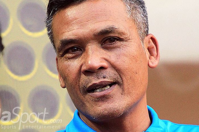 Pelatih Persiraja, Hendri Susilo, berbicara kepada media.